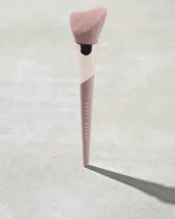 Cheek-Hugging Bronzer Brush 190