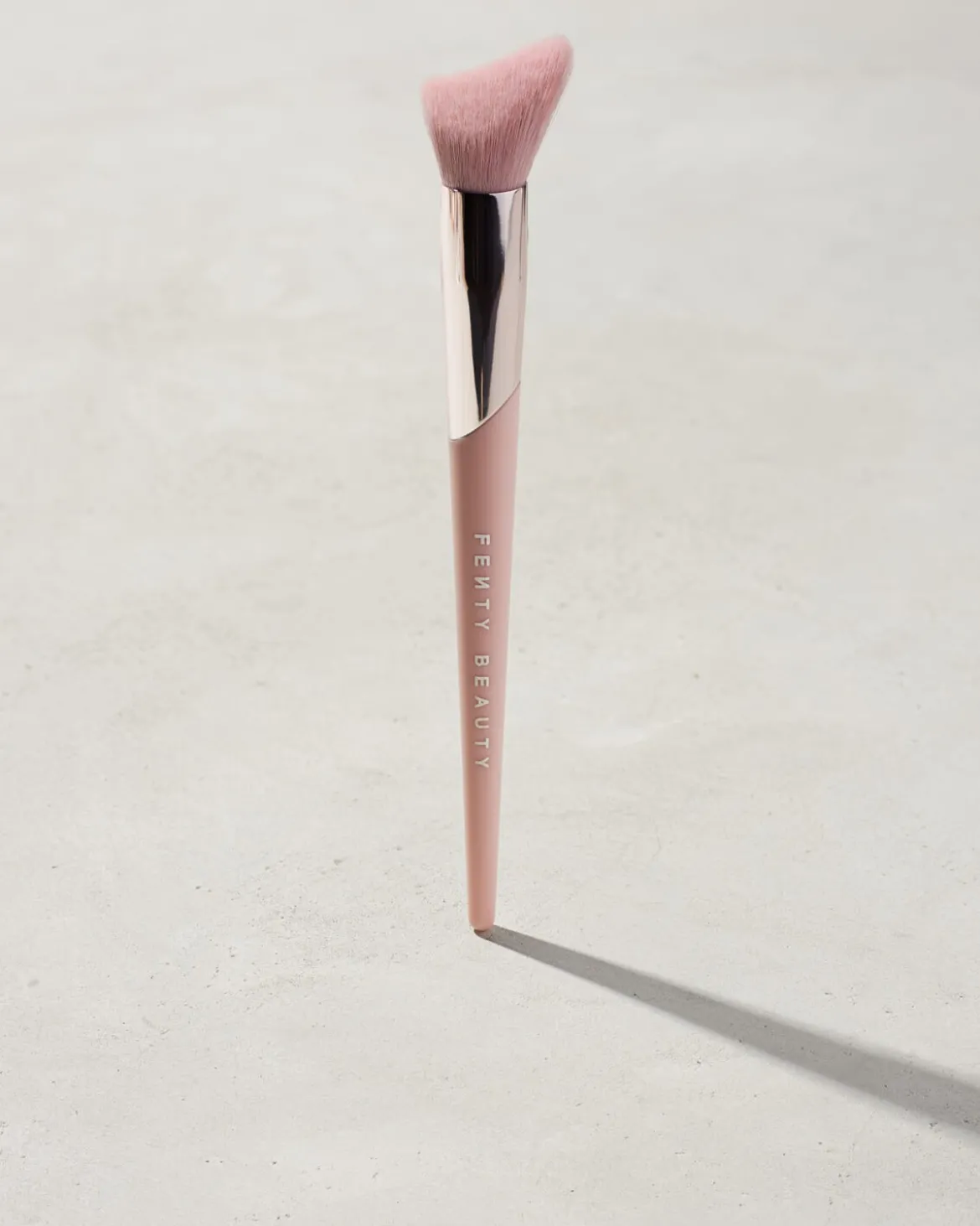 Cheek-Hugging Highlight Brush 120